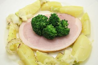 Skinke med kartofler og broccoli