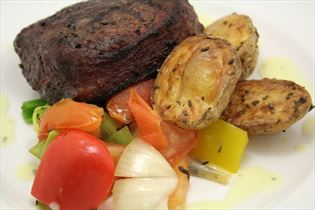 Rødvinsbøf med stegte grønsager og bearnaise