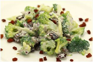 Broccolisalat med fløde og bacon