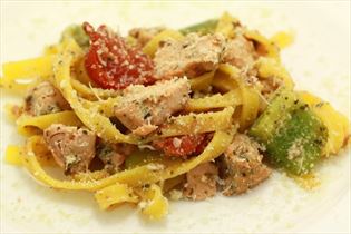 Laks og grønsager i fad med pesto og pasta