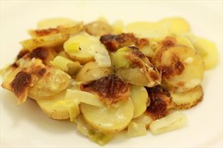 Flødekartofler med ostesauce og porre