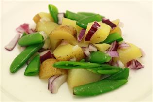 Kartoffelsalat med rødløg og ærter