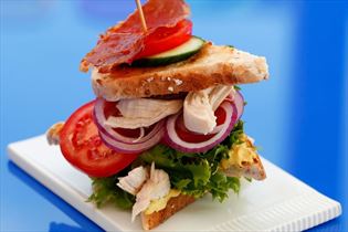 Club sandwich med kylling, dressed i karry