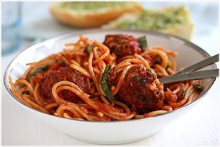 Spaghetti med italienske kødboller i tomatsauce