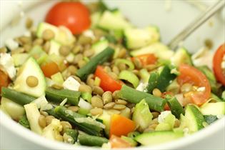 Grøn linsesalat med feta og squash