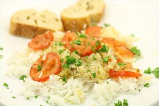 Bagt hellefisk med tomat, hvidløg og ris