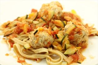 Kødboller i hjemmelavet tomatsauce med pasta