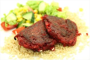 Rødbedebøffer med ris og salat